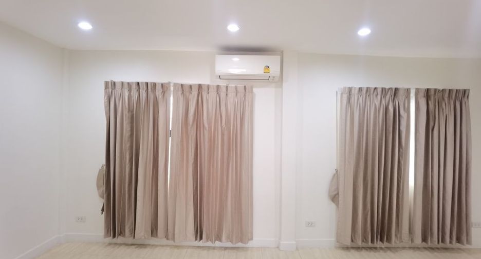 For rent 4 bedrooms townhouse in Watthana, Bangkok