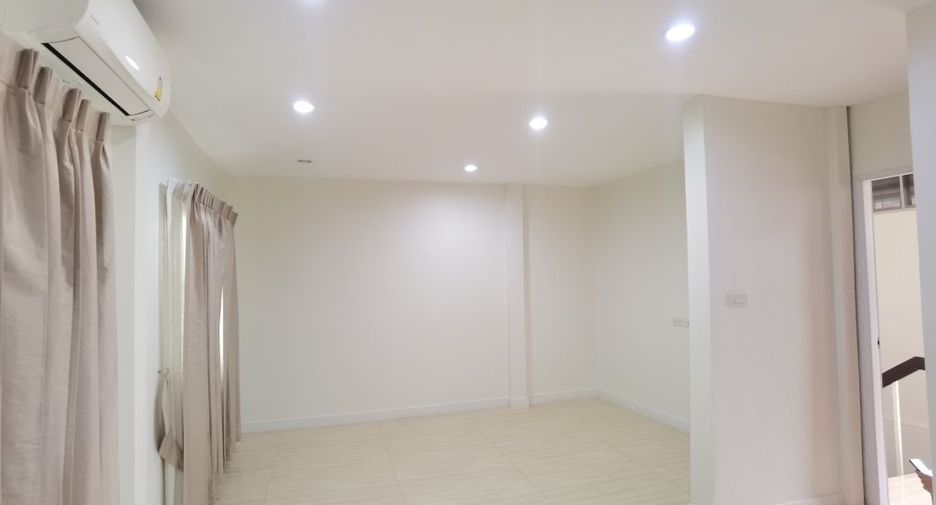 For rent 4 bedrooms townhouse in Watthana, Bangkok