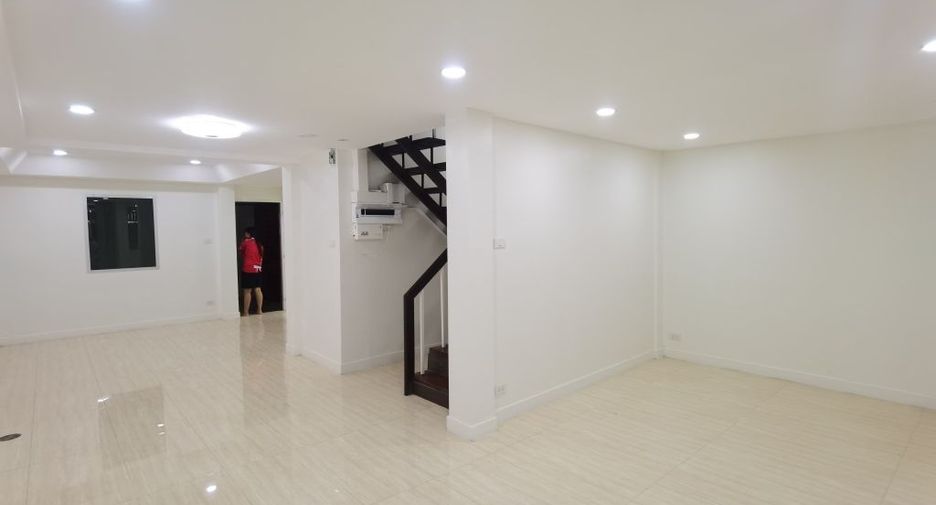 For rent 4 bedrooms townhouse in Watthana, Bangkok