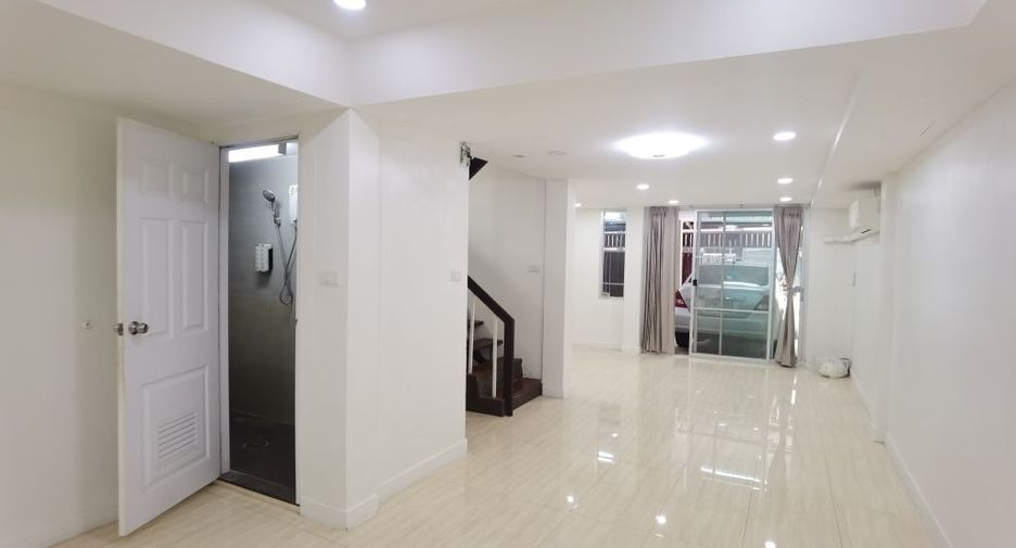 For rent 4 bedrooms townhouse in Watthana, Bangkok