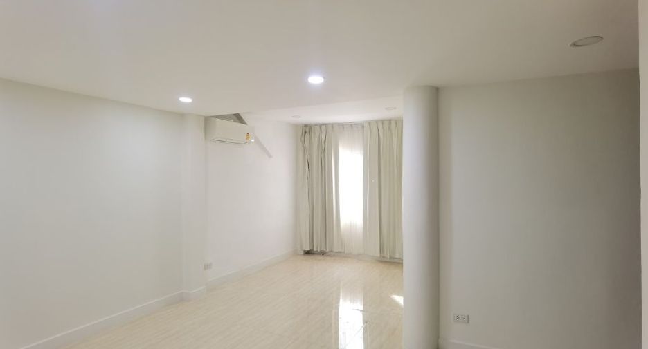 For rent 4 bedrooms townhouse in Watthana, Bangkok