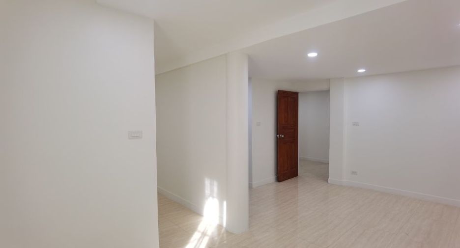 For rent 4 bedrooms townhouse in Watthana, Bangkok
