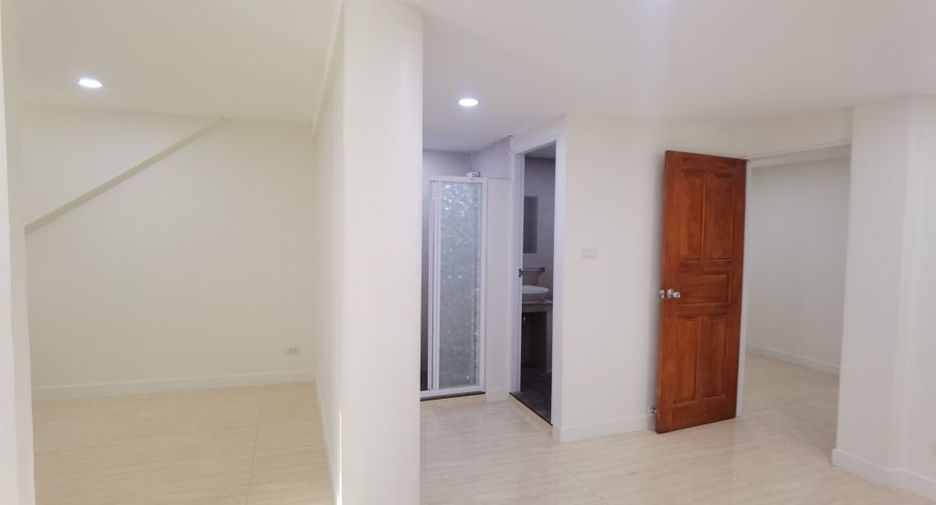 For rent 4 bedrooms townhouse in Watthana, Bangkok