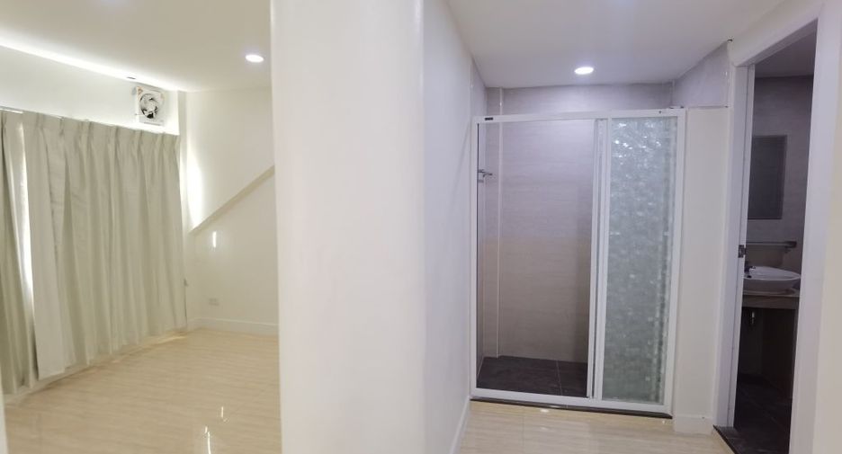 For rent 4 bedrooms townhouse in Watthana, Bangkok