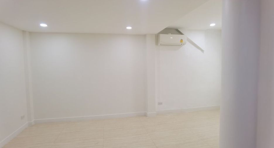 For rent 4 bedrooms townhouse in Watthana, Bangkok