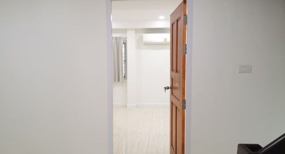 For rent 4 bedrooms townhouse in Watthana, Bangkok