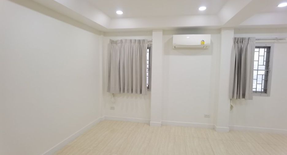 For rent 4 bedrooms townhouse in Watthana, Bangkok
