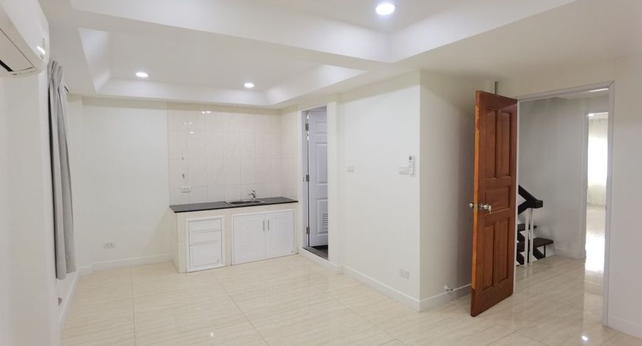 For rent 4 bedrooms townhouse in Watthana, Bangkok