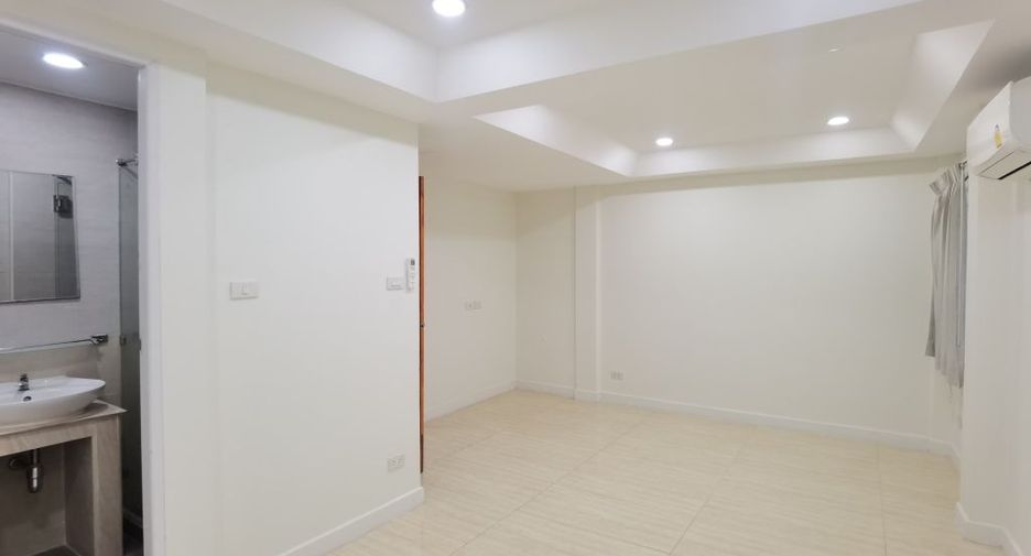 For rent 4 bedrooms townhouse in Watthana, Bangkok