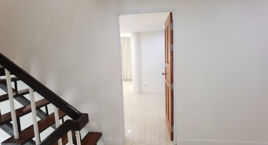 For rent 4 bedrooms townhouse in Watthana, Bangkok