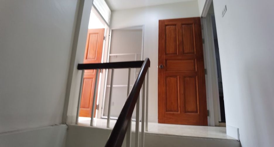 For rent 4 bedrooms townhouse in Watthana, Bangkok