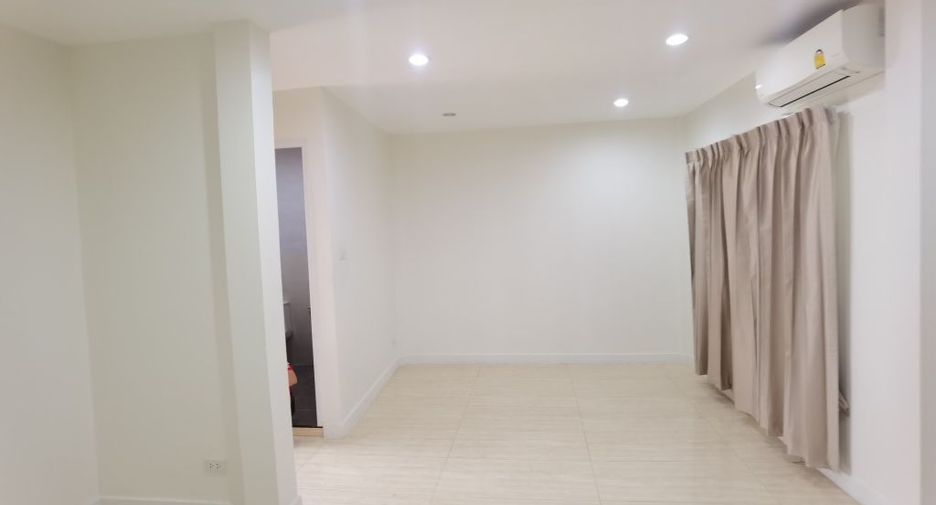 For rent 4 bedrooms townhouse in Watthana, Bangkok