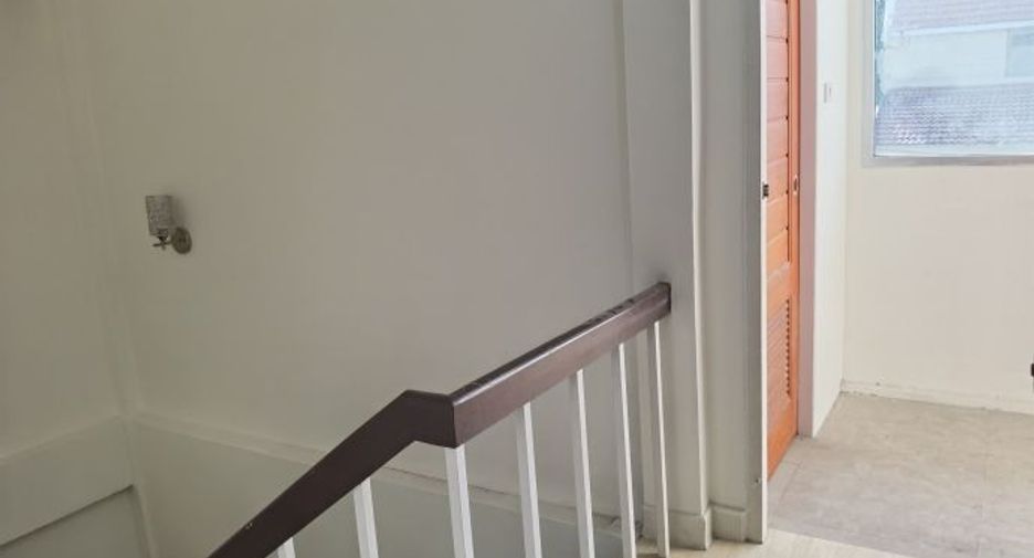 For rent 4 bedrooms townhouse in Watthana, Bangkok