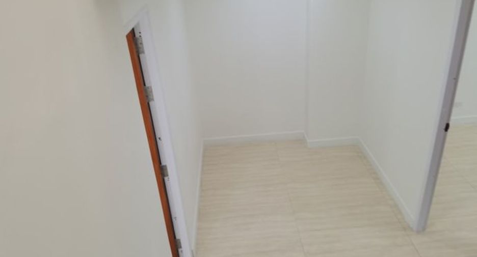 For rent 4 bedrooms townhouse in Watthana, Bangkok