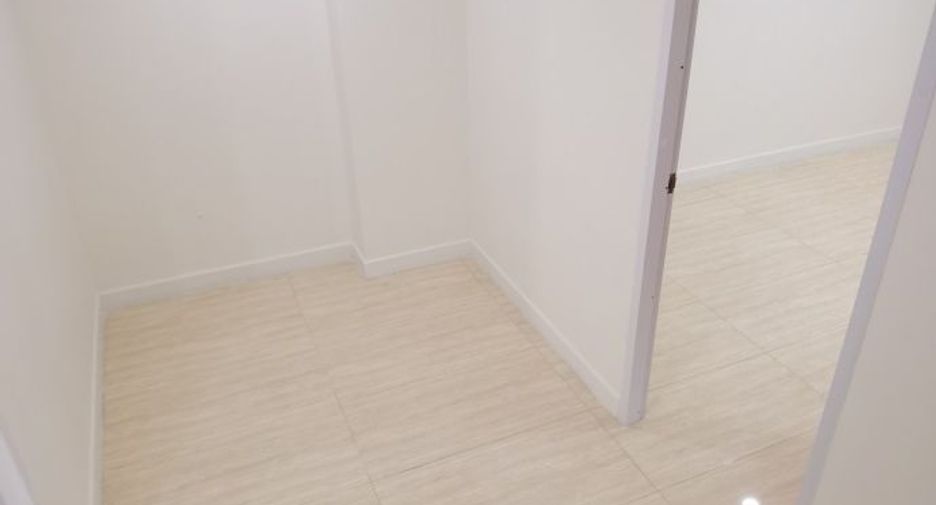 For rent 4 bedrooms townhouse in Watthana, Bangkok