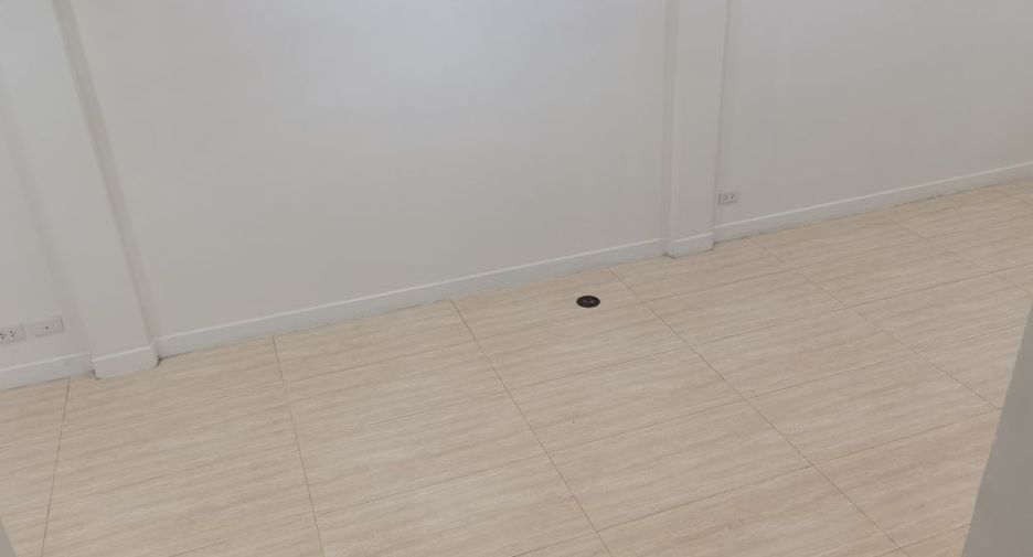 For rent 4 bedrooms townhouse in Watthana, Bangkok