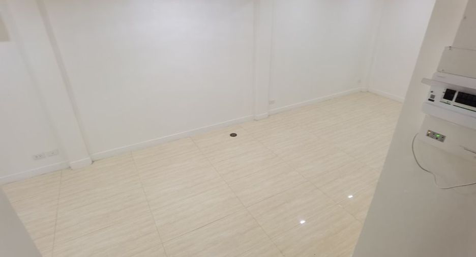 For rent 4 bedrooms townhouse in Watthana, Bangkok