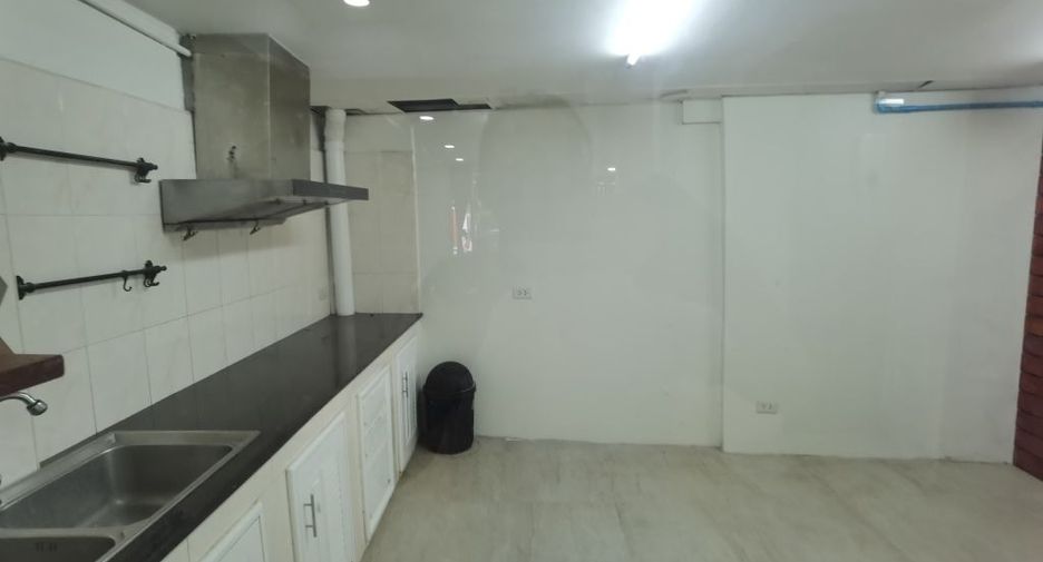 For rent 4 bedrooms townhouse in Watthana, Bangkok