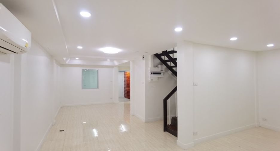For rent 4 bedrooms townhouse in Watthana, Bangkok