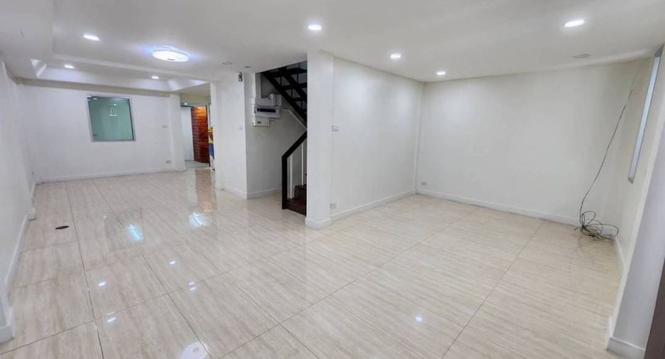 For rent 4 bedrooms townhouse in Watthana, Bangkok