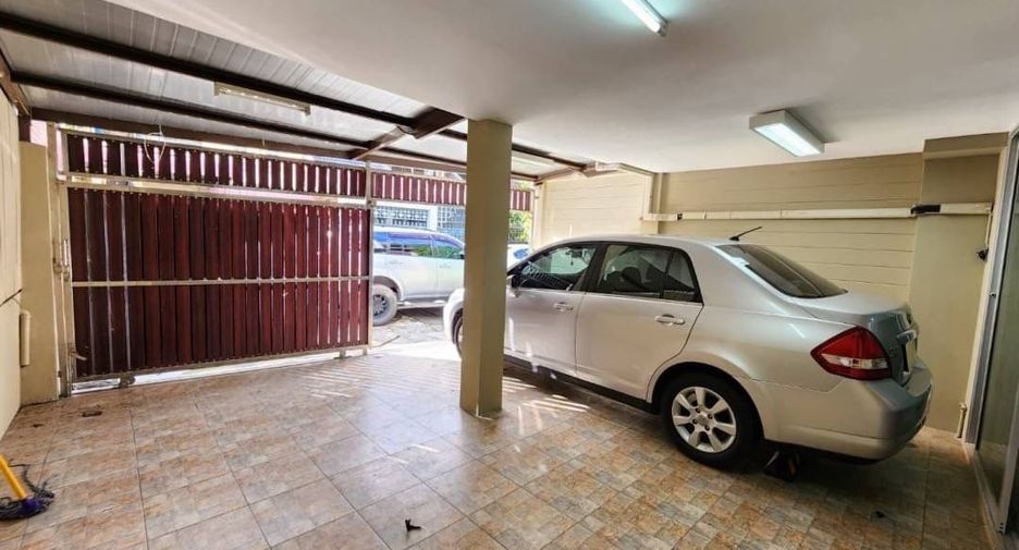 For rent 4 bedrooms townhouse in Watthana, Bangkok