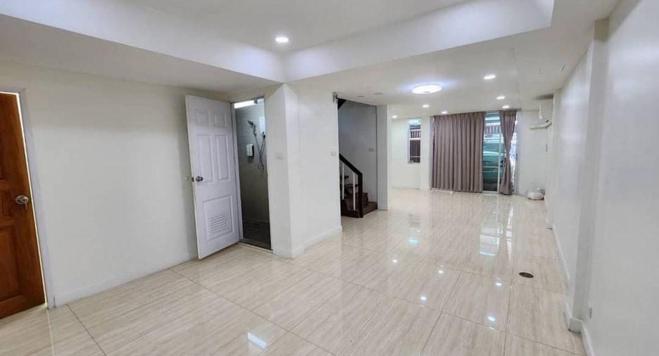 For rent 4 bedrooms townhouse in Watthana, Bangkok