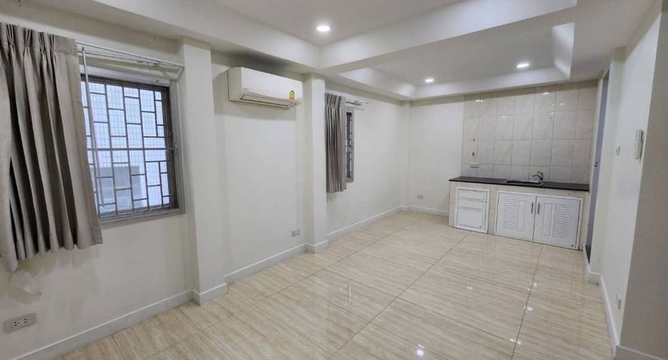 For rent 4 bedrooms townhouse in Watthana, Bangkok