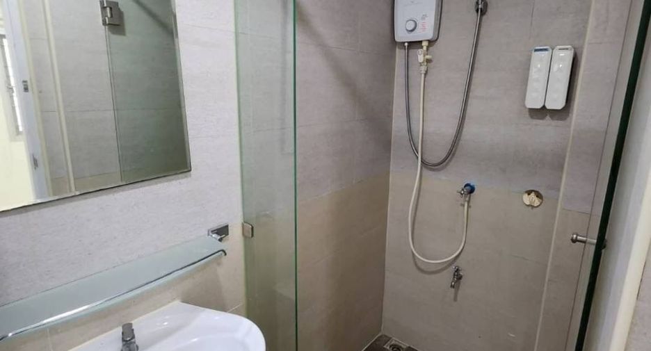 For rent 4 bedrooms townhouse in Watthana, Bangkok