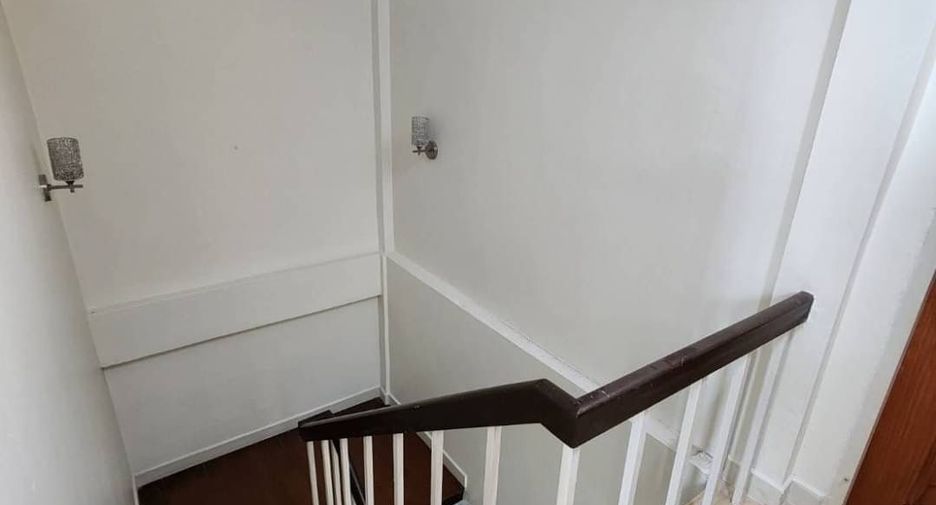 For rent 4 bedrooms townhouse in Watthana, Bangkok