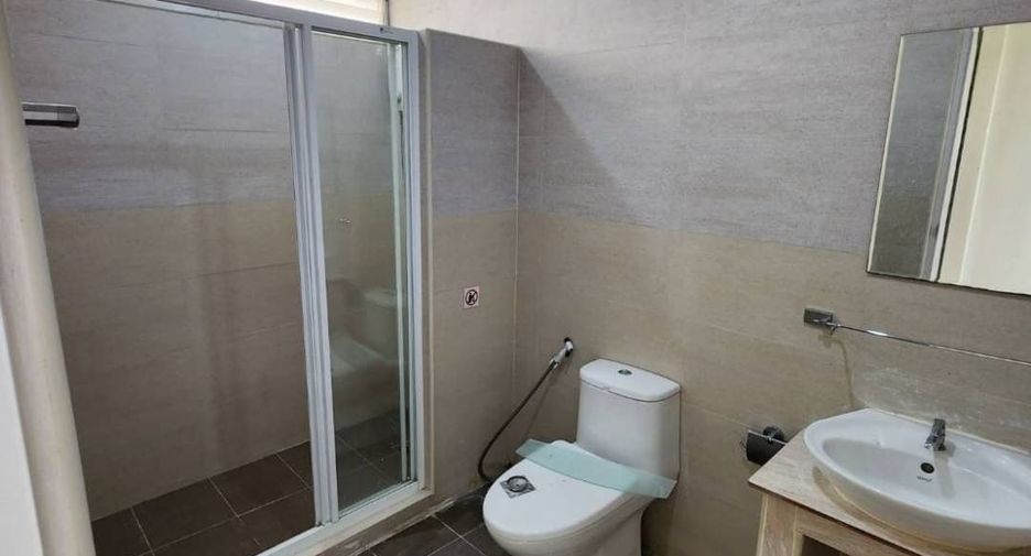For rent 4 bedrooms townhouse in Watthana, Bangkok