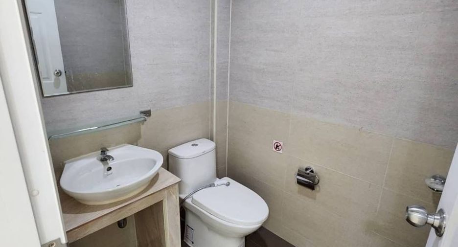 For rent 4 bedrooms townhouse in Watthana, Bangkok
