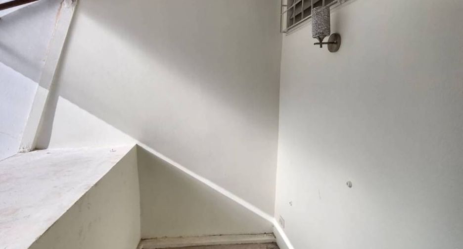 For rent 4 bedrooms townhouse in Watthana, Bangkok