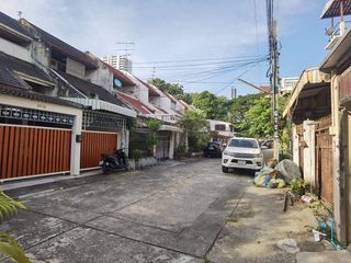 For rent 4 bedrooms townhouse in Watthana, Bangkok