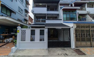 For sale 4 bedrooms townhouse in Sathon, Bangkok