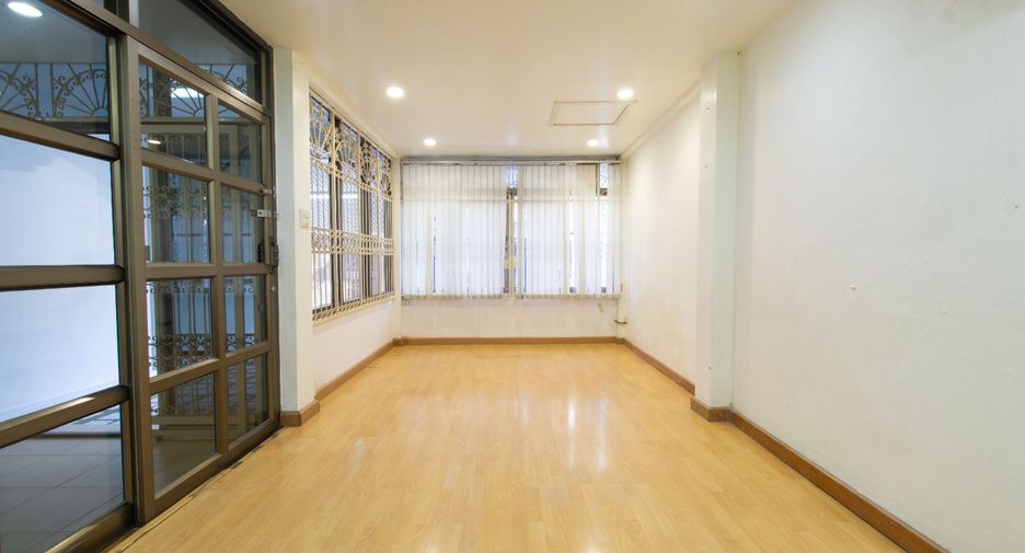 For sale 4 bedrooms townhouse in Sathon, Bangkok