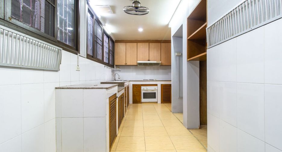 For sale 4 bedrooms townhouse in Sathon, Bangkok