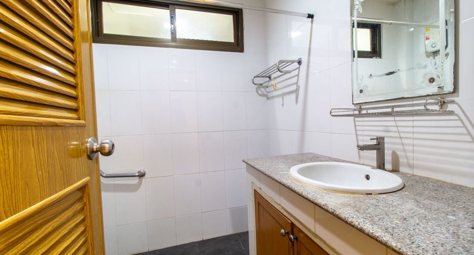For sale 4 bedrooms townhouse in Sathon, Bangkok