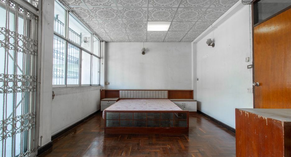 For sale 4 bedrooms townhouse in Sathon, Bangkok