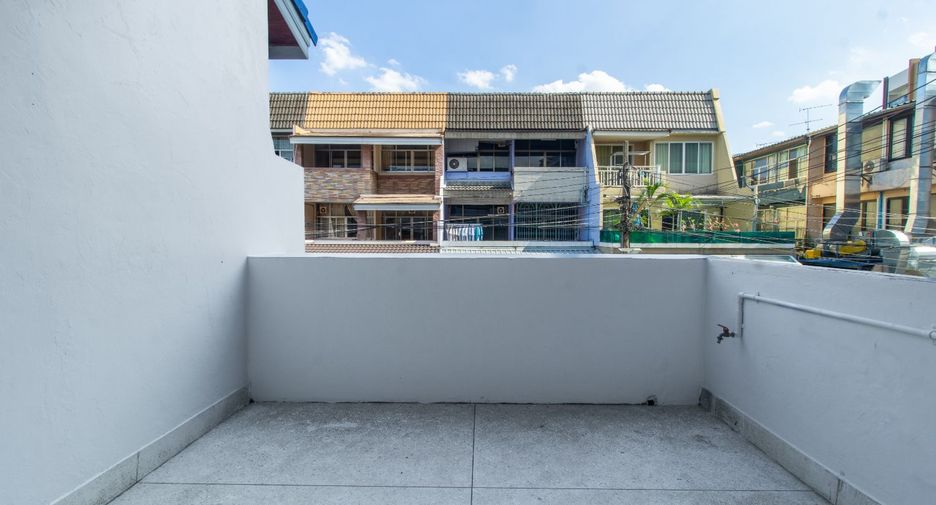 For sale 4 bedrooms townhouse in Sathon, Bangkok