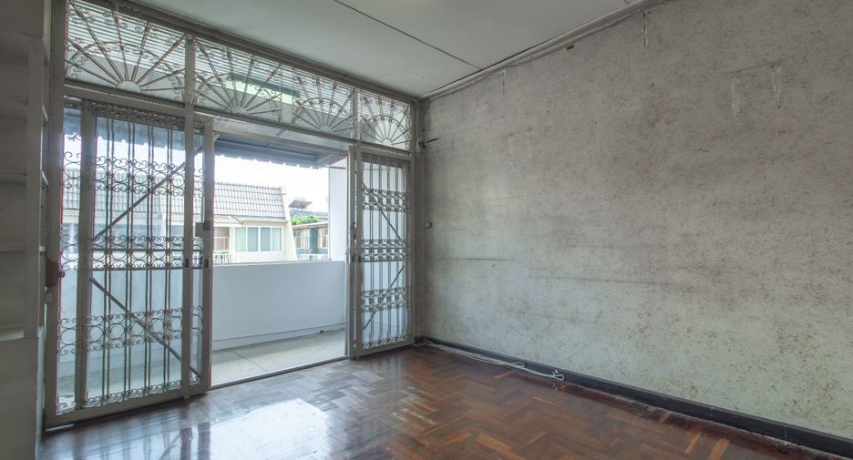 For sale 4 bedrooms townhouse in Sathon, Bangkok
