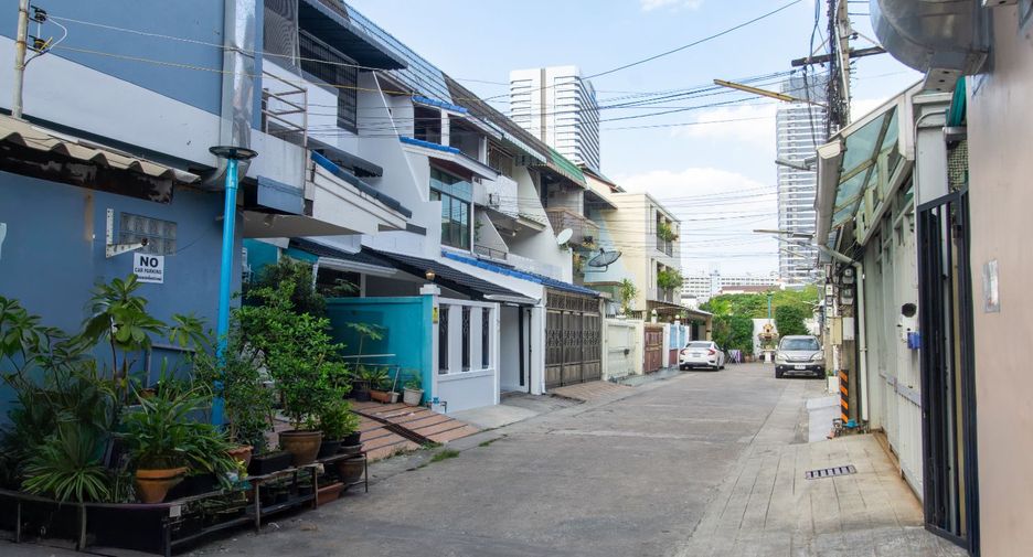 For sale 4 bedrooms townhouse in Sathon, Bangkok