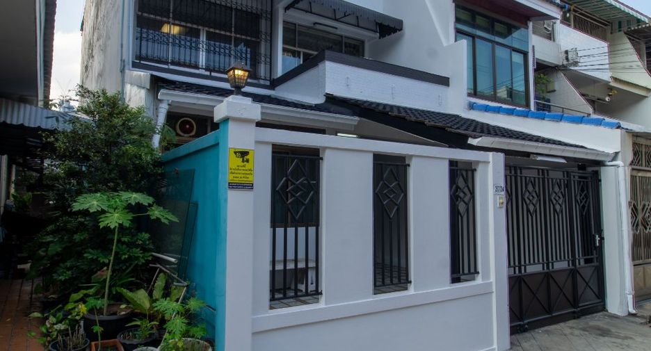 For sale 4 bedrooms townhouse in Sathon, Bangkok