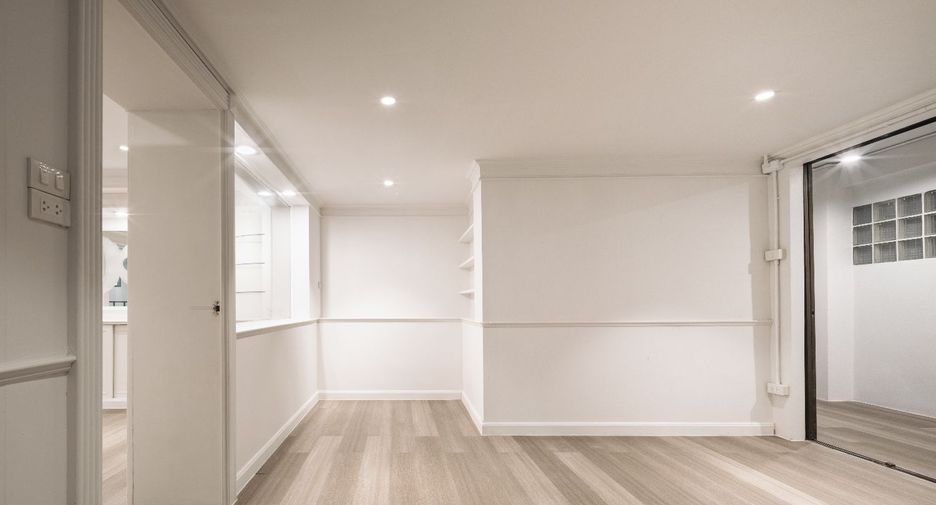 For sale studio townhouse in Bang Rak, Bangkok
