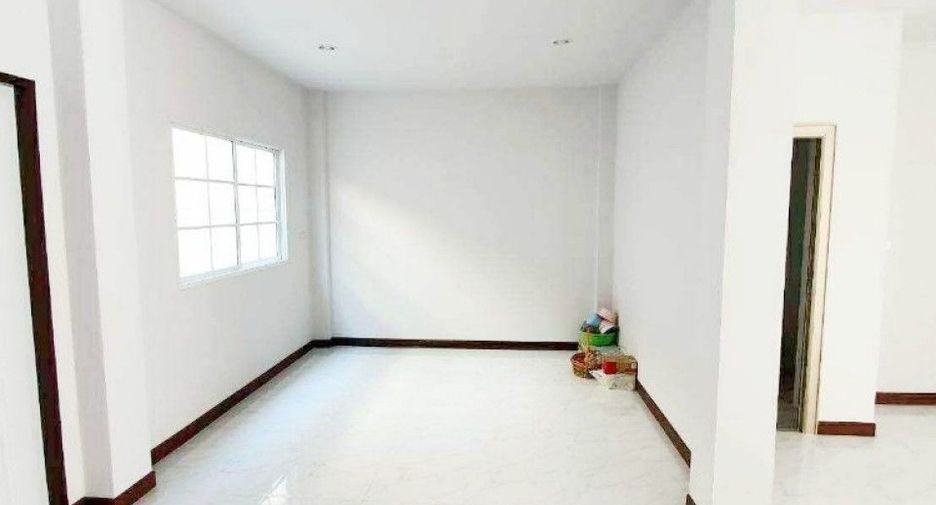 For sale 3 bedrooms townhouse in Mueang Samut Sakhon, Samut Sakhon