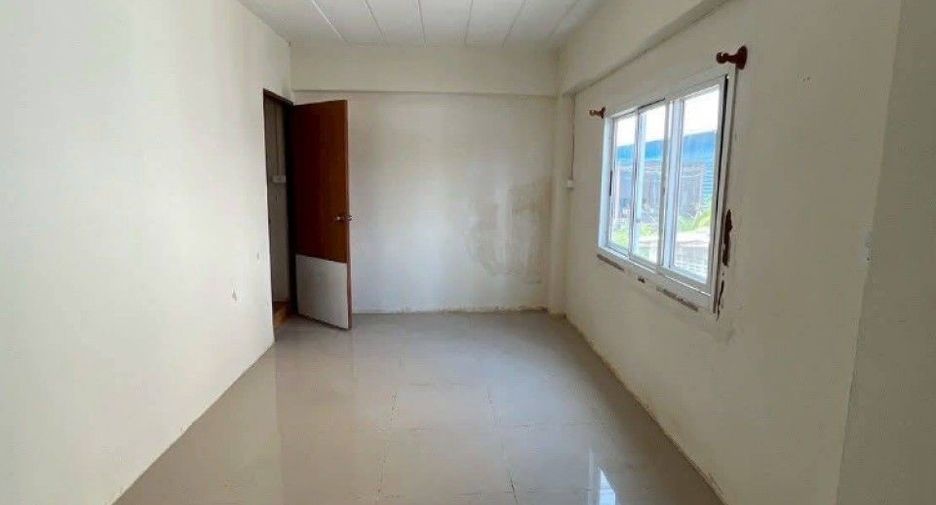 À vendre 3 chambres local commercial à Chai Badan, Lopburi