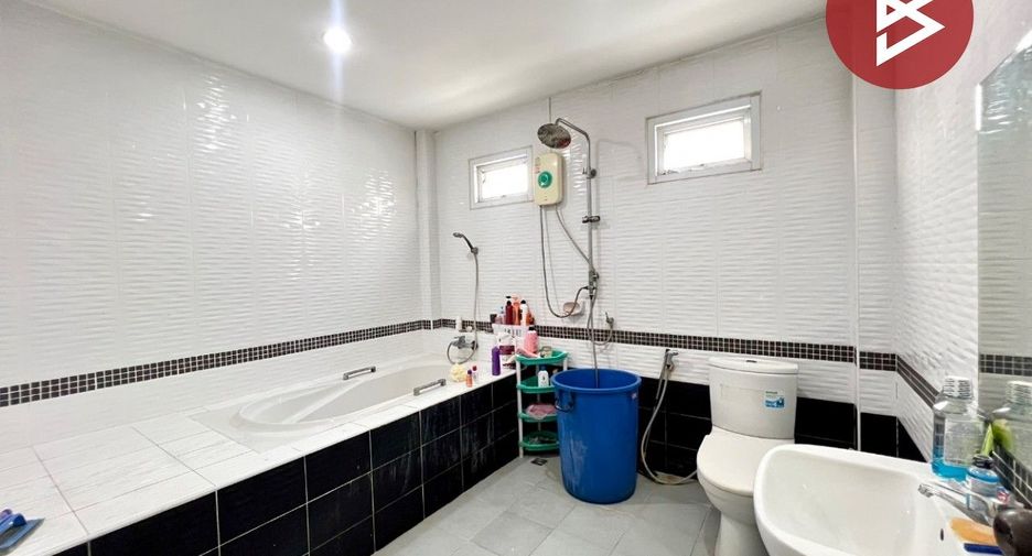 Casa adosada en venta de 3 habitaciones en Mueang Chon Buri, Chonburi