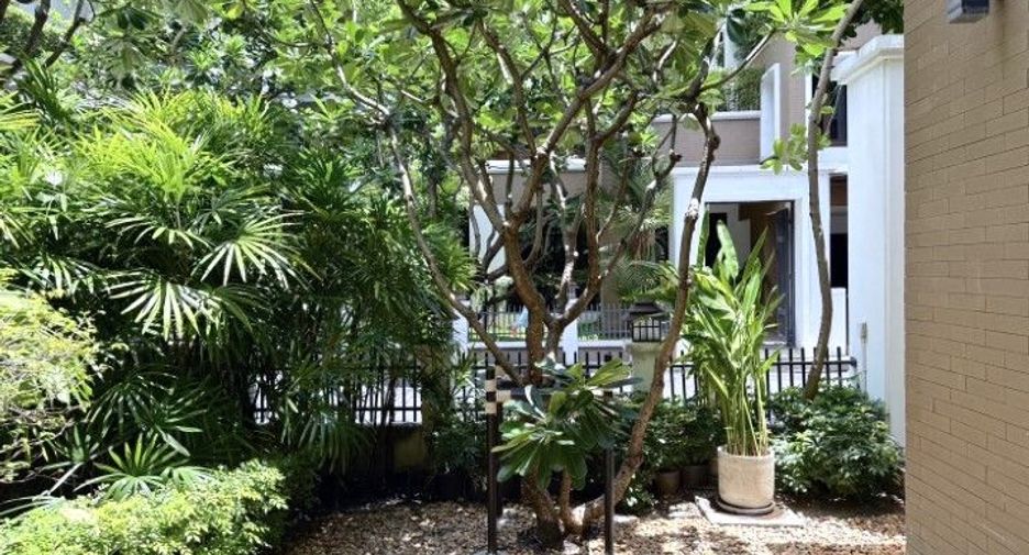 À louer 4 chambres maison à Khlong Toei, Bangkok