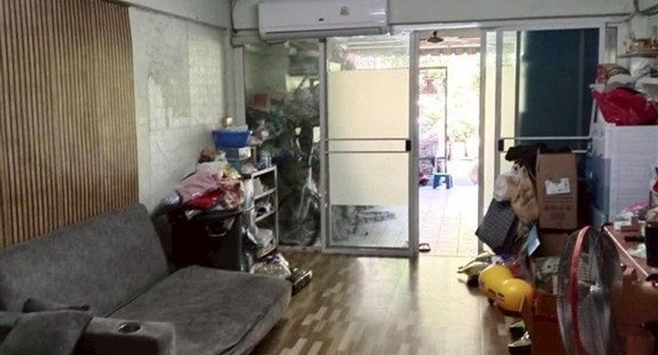 For sale 3 bedrooms townhouse in Huai Khwang, Bangkok