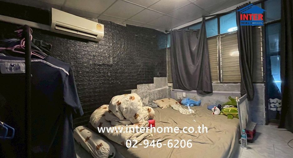 For sale 3 bedrooms townhouse in Huai Khwang, Bangkok