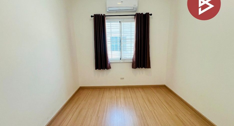 For sale 4 bedrooms townhouse in Mueang Samut Prakan, Samut Prakan